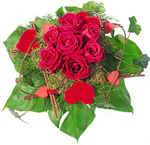 Róże z zielonymi liśćmi