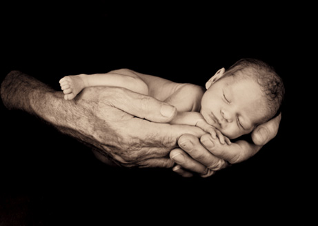 Niemowlę w rękach ojca