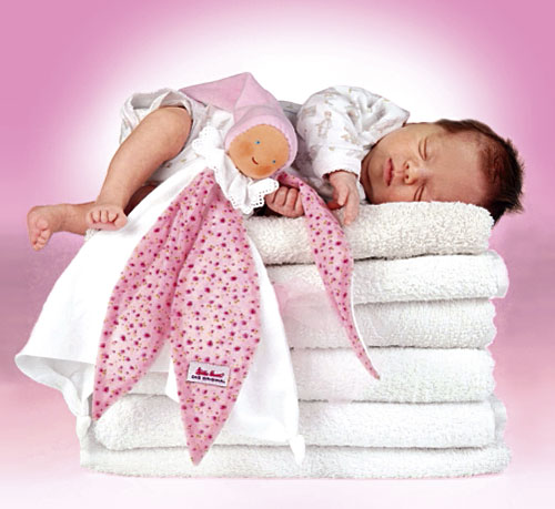 Dziecko śpi na ręcznikach