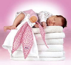 Dziecko śpi na ręcznikach