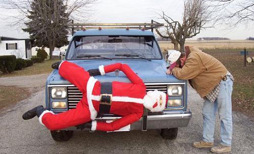 Mikołaj na masce samochodu