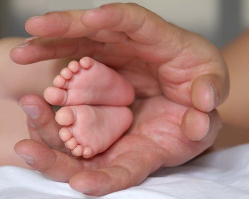 Stopy dziecka w Twoich rękach...