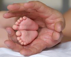 Stopy dziecka w Twoich rękach...