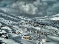 Domy zimą w górach